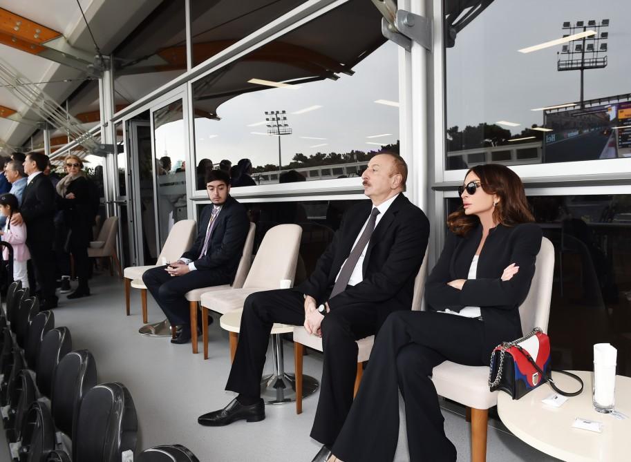 Prezident İlham Əliyev və birinci xanım Mehriban Əliyeva Formula 1 Azərbaycan Qran-Prisinin əsas yarışına baxıblar (YENİLƏNİB) (FOTO)