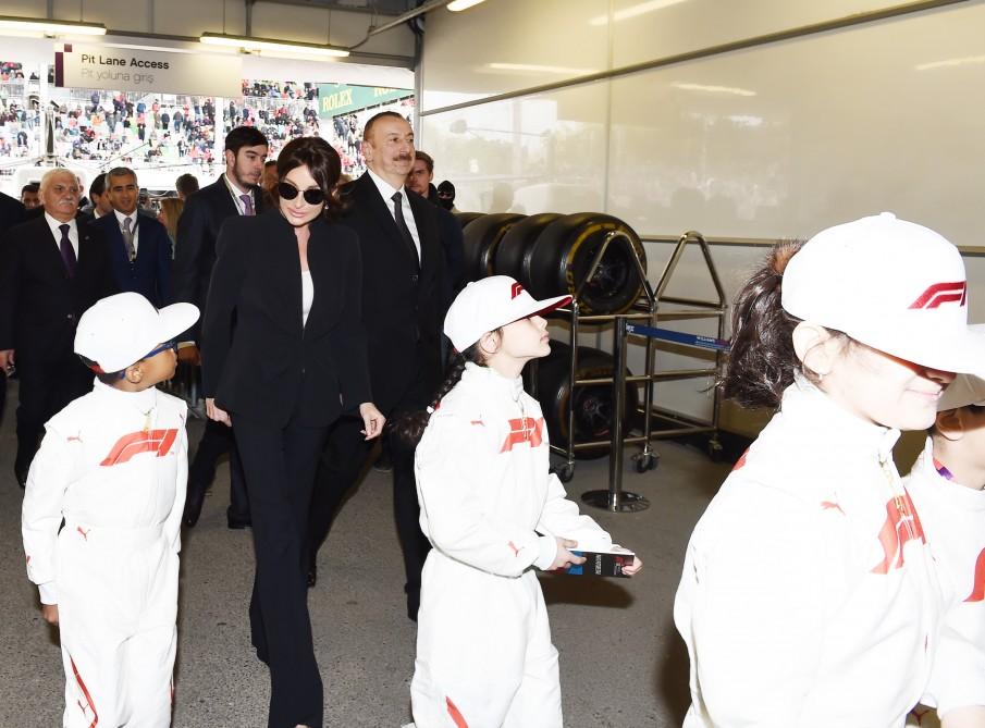 Prezident İlham Əliyev və birinci xanım Mehriban Əliyeva Formula 1 Azərbaycan Qran-Prisinin əsas yarışına baxıblar (YENİLƏNİB) (FOTO)