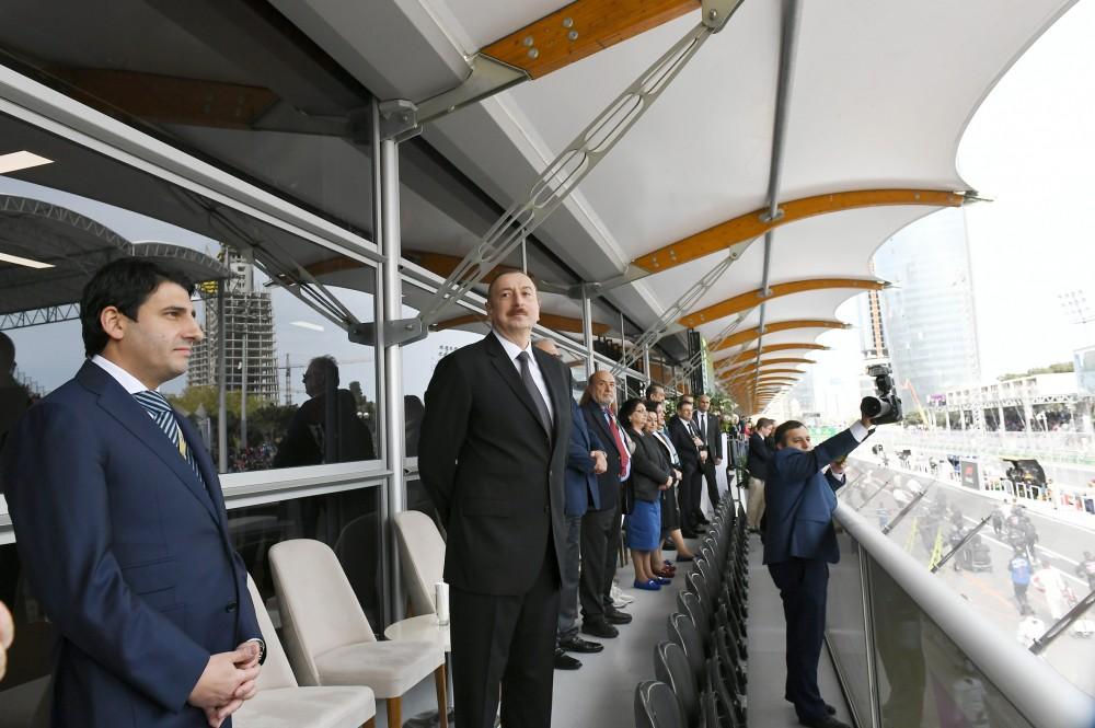 Prezident İlham Əliyev və birinci xanım Mehriban Əliyeva Formula 1 Azərbaycan Qran-Prisinin əsas yarışına baxıblar (YENİLƏNİB) (FOTO)
