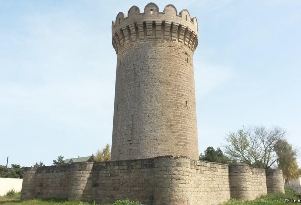 Yazılı sevgi etiraflarının "hücum"una məruz qalan kiçik Mərdəkan qalası (FOTO)