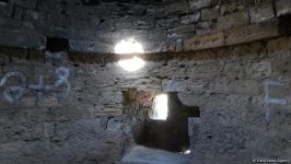 Yazılı sevgi etiraflarının "hücum"una məruz qalan kiçik Mərdəkan qalası (FOTO)