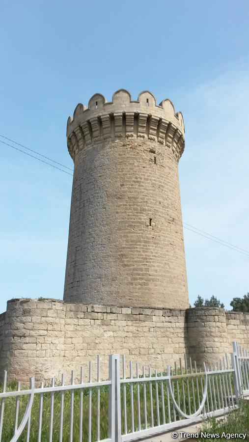 Yazılı sevgi etiraflarının "hücum"una məruz qalan kiçik Mərdəkan qalası (FOTO)