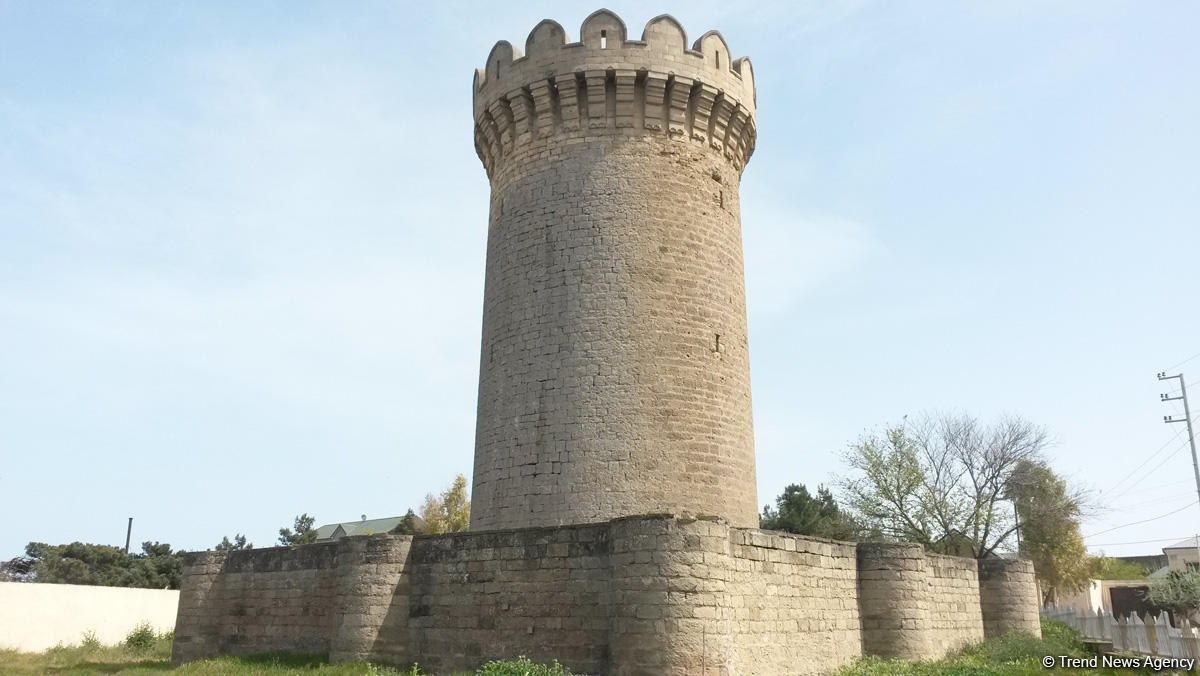 Yazılı sevgi etiraflarının "hücum"una məruz qalan kiçik Mərdəkan qalası (FOTO)