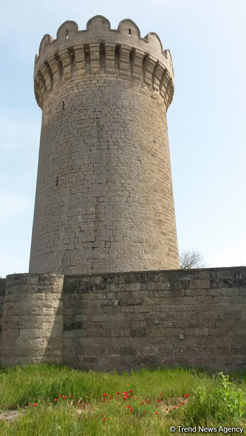 Yazılı sevgi etiraflarının "hücum"una məruz qalan kiçik Mərdəkan qalası (FOTO)