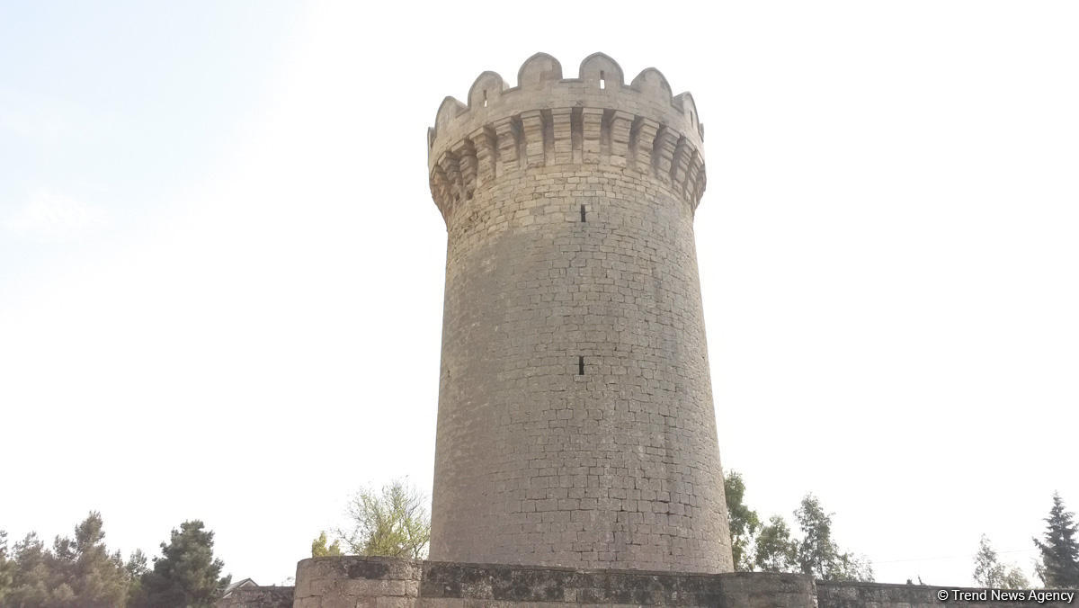 Yazılı sevgi etiraflarının "hücum"una məruz qalan kiçik Mərdəkan qalası (FOTO)