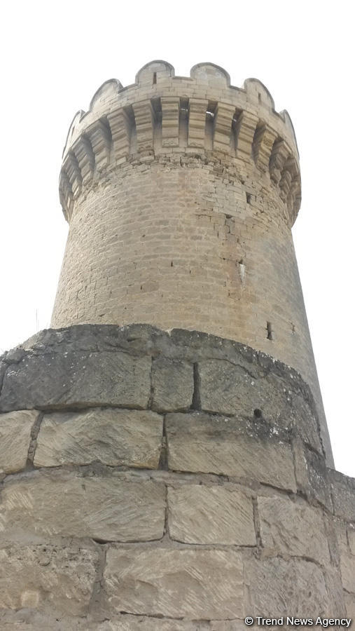 Yazılı sevgi etiraflarının "hücum"una məruz qalan kiçik Mərdəkan qalası (FOTO)