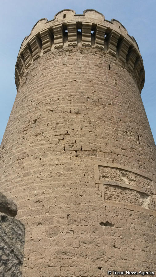 Yazılı sevgi etiraflarının "hücum"una məruz qalan kiçik Mərdəkan qalası (FOTO)