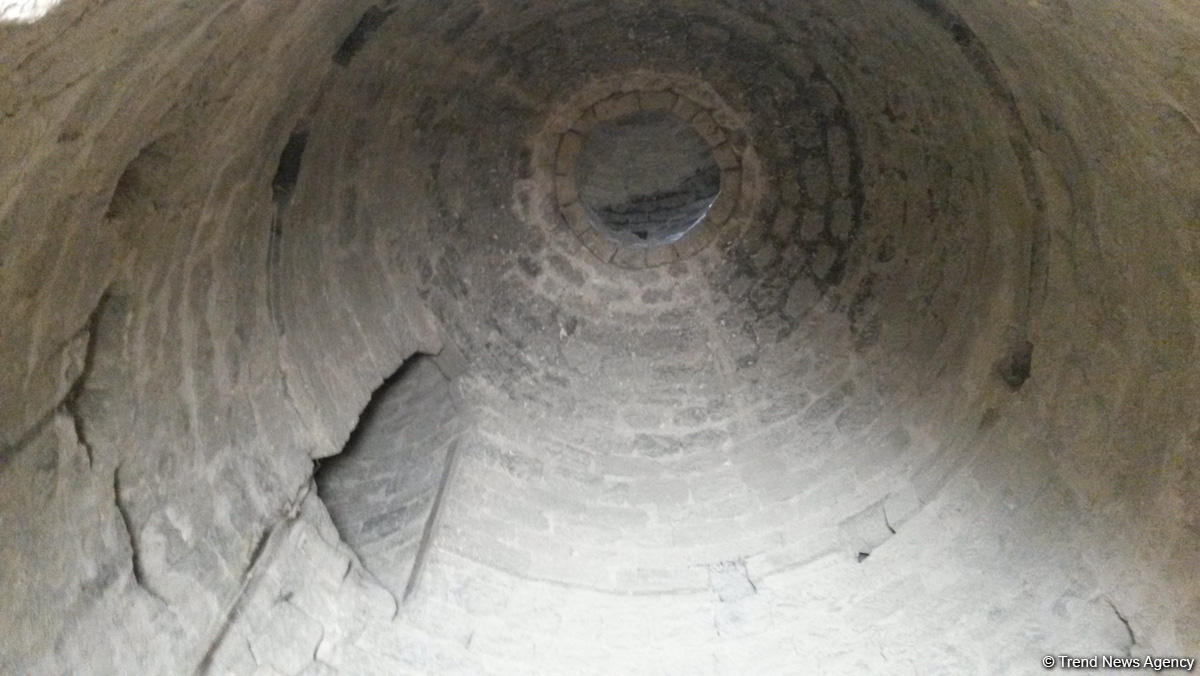 Yazılı sevgi etiraflarının "hücum"una məruz qalan kiçik Mərdəkan qalası (FOTO)
