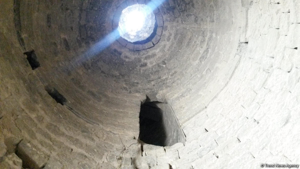 Yazılı sevgi etiraflarının "hücum"una məruz qalan kiçik Mərdəkan qalası (FOTO)