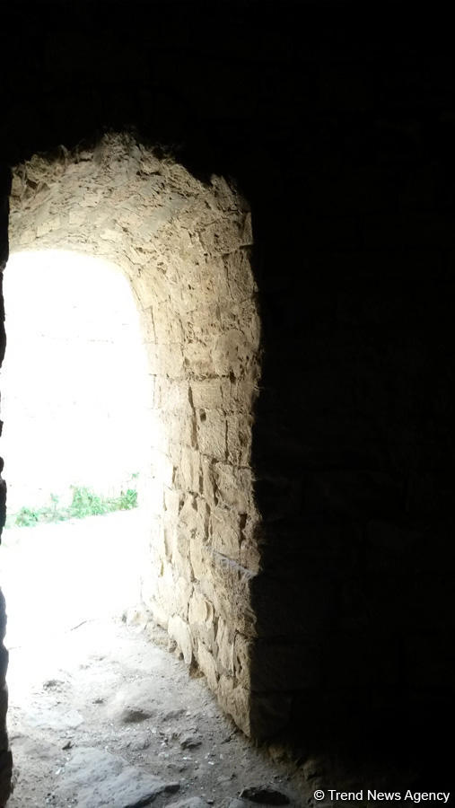 Yazılı sevgi etiraflarının "hücum"una məruz qalan kiçik Mərdəkan qalası (FOTO)