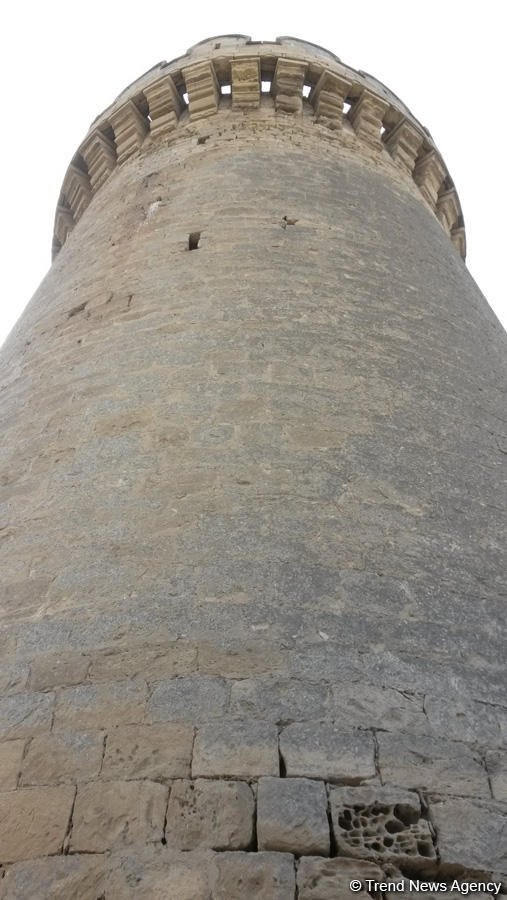 Yazılı sevgi etiraflarının "hücum"una məruz qalan kiçik Mərdəkan qalası (FOTO)