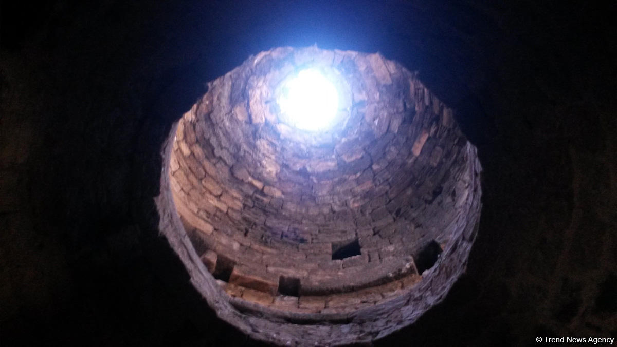 Yazılı sevgi etiraflarının "hücum"una məruz qalan kiçik Mərdəkan qalası (FOTO)