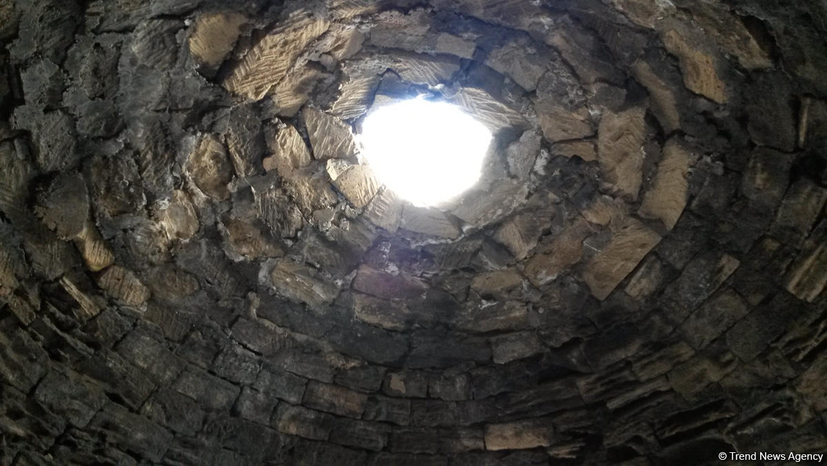 Yazılı sevgi etiraflarının "hücum"una məruz qalan kiçik Mərdəkan qalası (FOTO)
