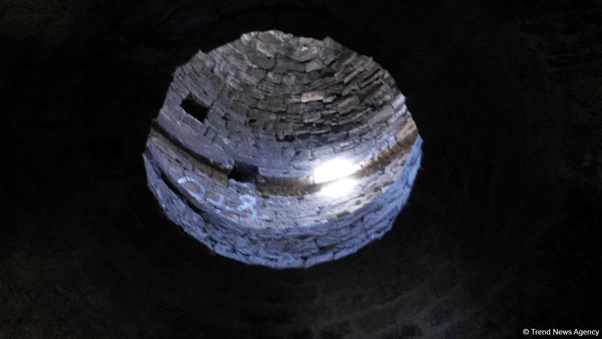 Yazılı sevgi etiraflarının "hücum"una məruz qalan kiçik Mərdəkan qalası (FOTO)