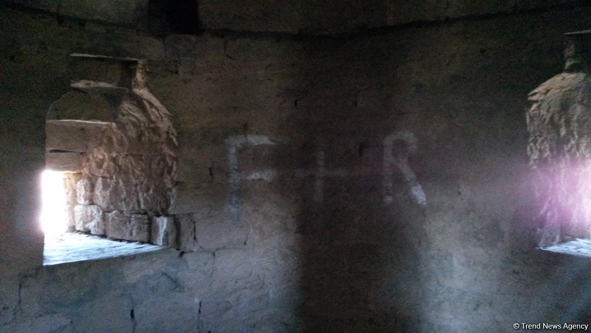 Yazılı sevgi etiraflarının "hücum"una məruz qalan kiçik Mərdəkan qalası (FOTO)