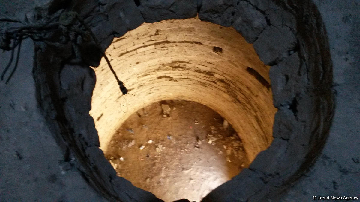 Yazılı sevgi etiraflarının "hücum"una məruz qalan kiçik Mərdəkan qalası (FOTO)