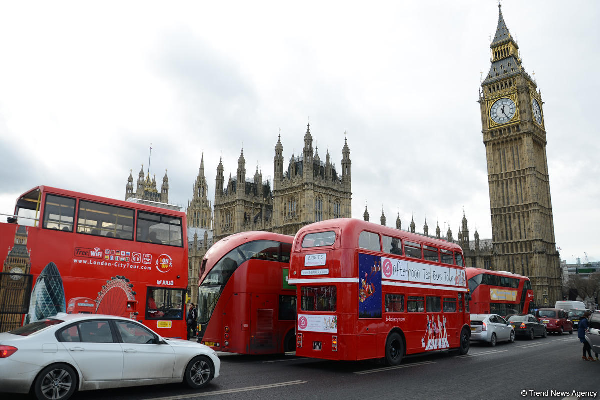 Londonda ticarət mərkəzində yanğın olub