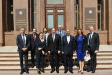Prezident İlham Əliyev Avropa İttifaqı-Azərbaycan Parlament Əməkdaşlıq Komitəsinin nümayəndə heyətini qəbul edib (YENİLƏNİB) (FOTO)