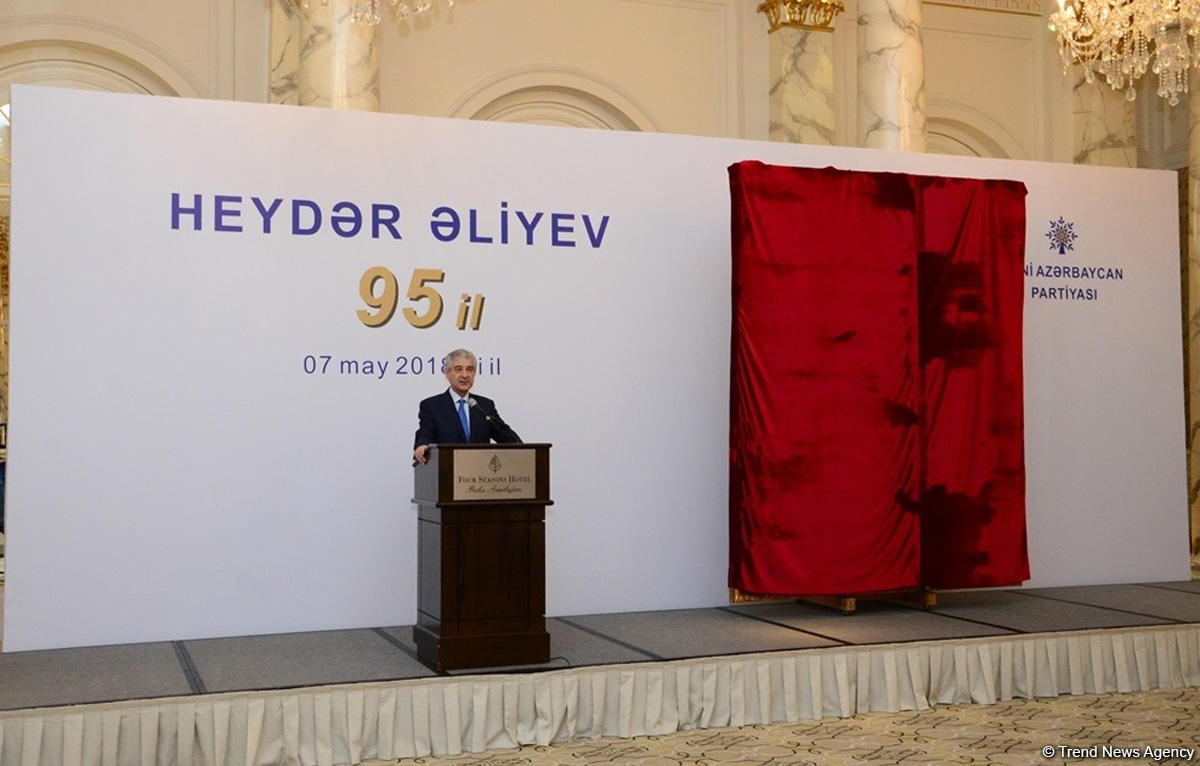 Ümummilli Lider Heydər Əliyevin portretinin təqdimatı olub (FOTO)