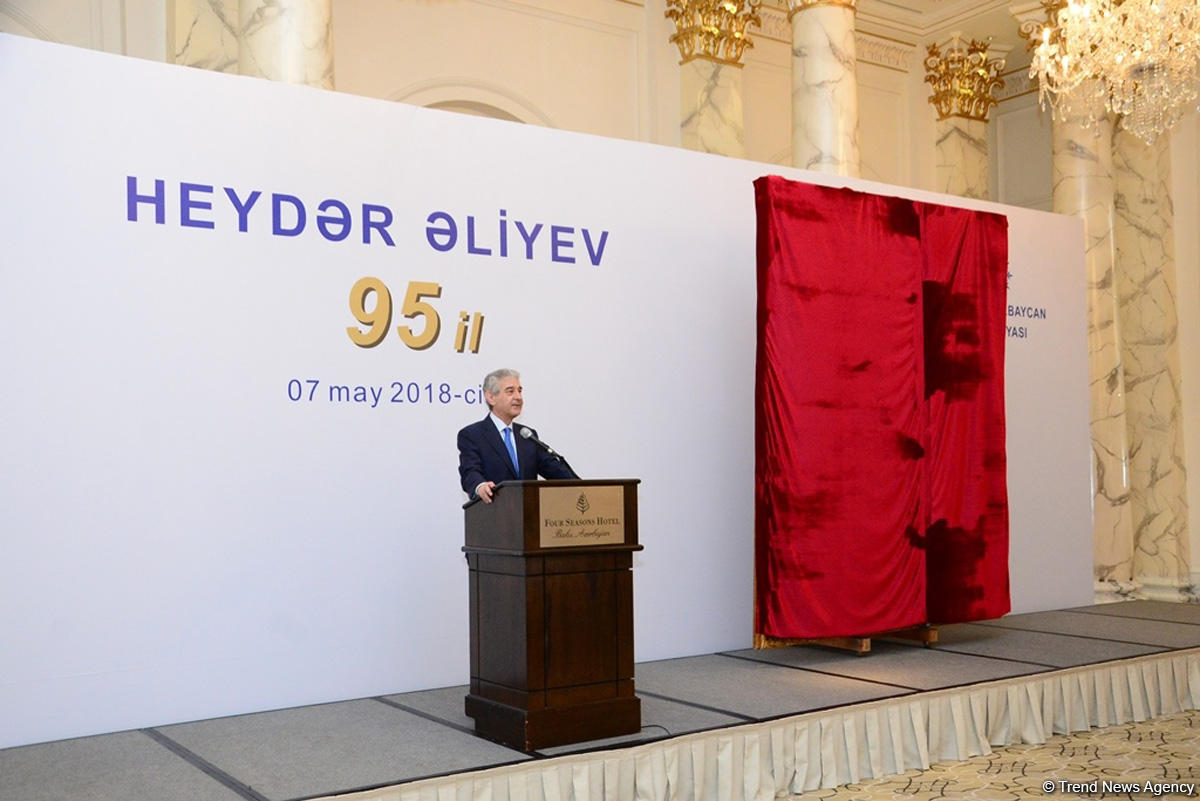Ümummilli Lider Heydər Əliyevin portretinin təqdimatı olub (FOTO)