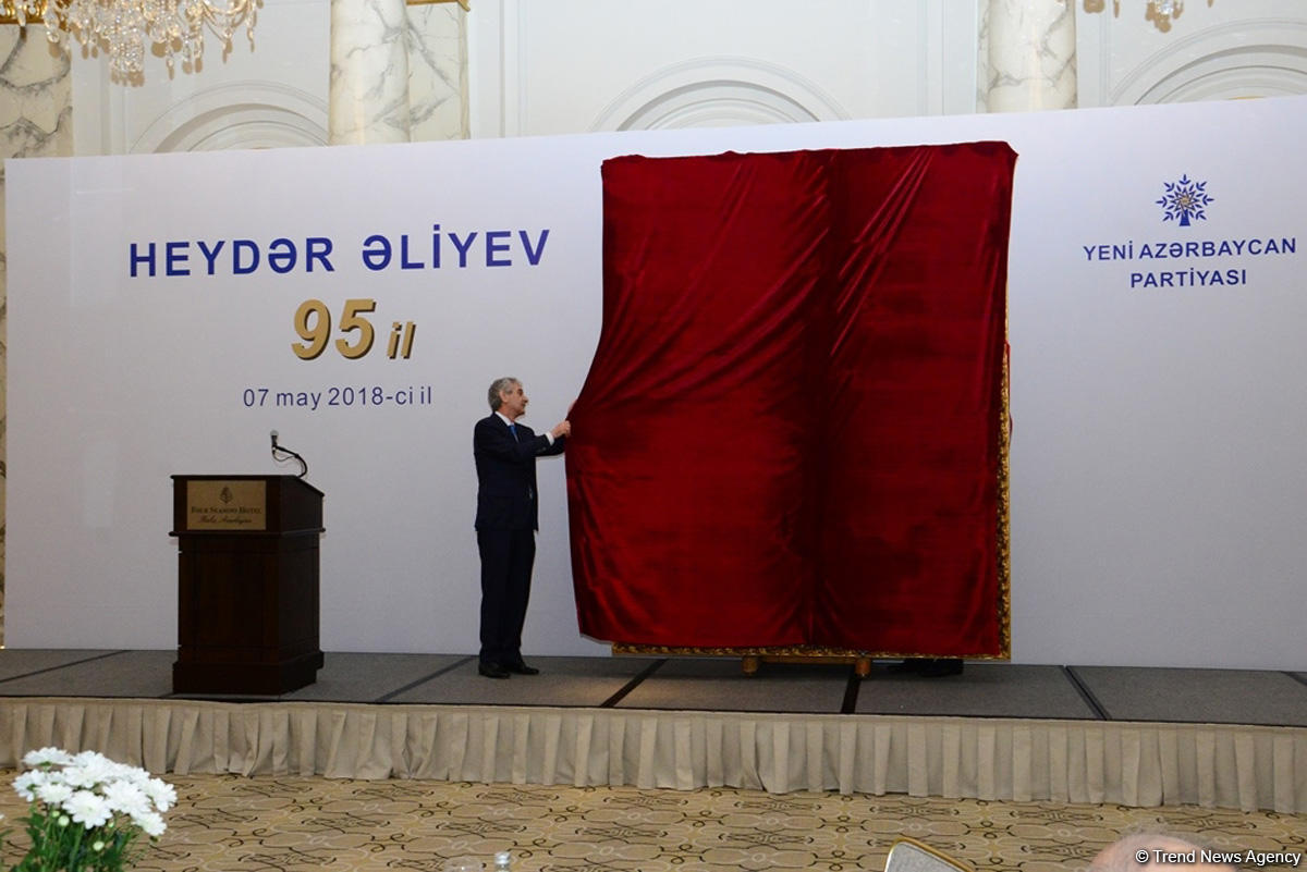 Ümummilli Lider Heydər Əliyevin portretinin təqdimatı olub (FOTO)