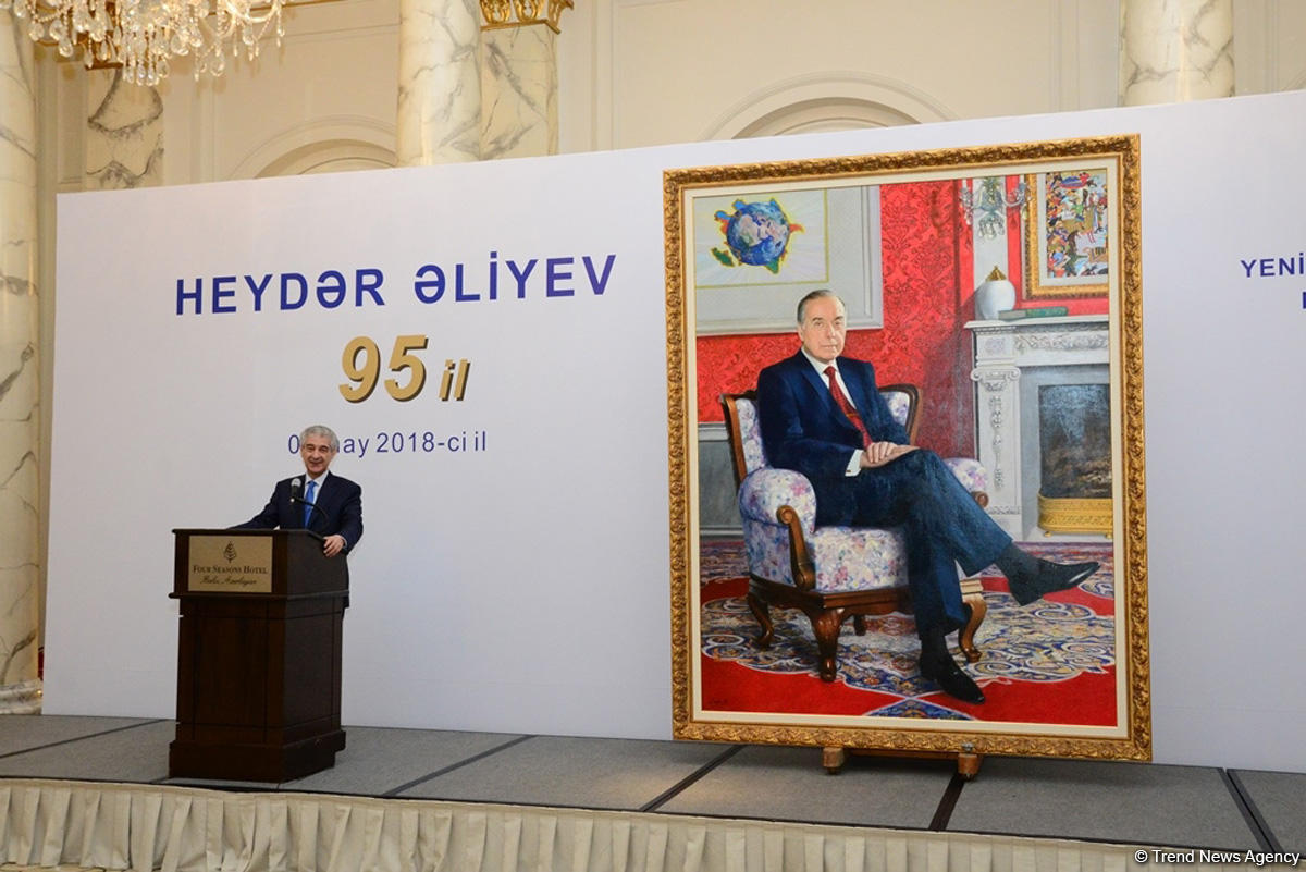 Ümummilli Lider Heydər Əliyevin portretinin təqdimatı olub (FOTO)