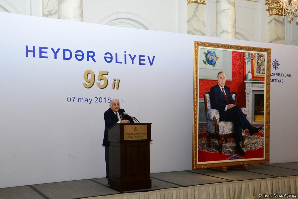 Ümummilli Lider Heydər Əliyevin portretinin təqdimatı olub (FOTO)