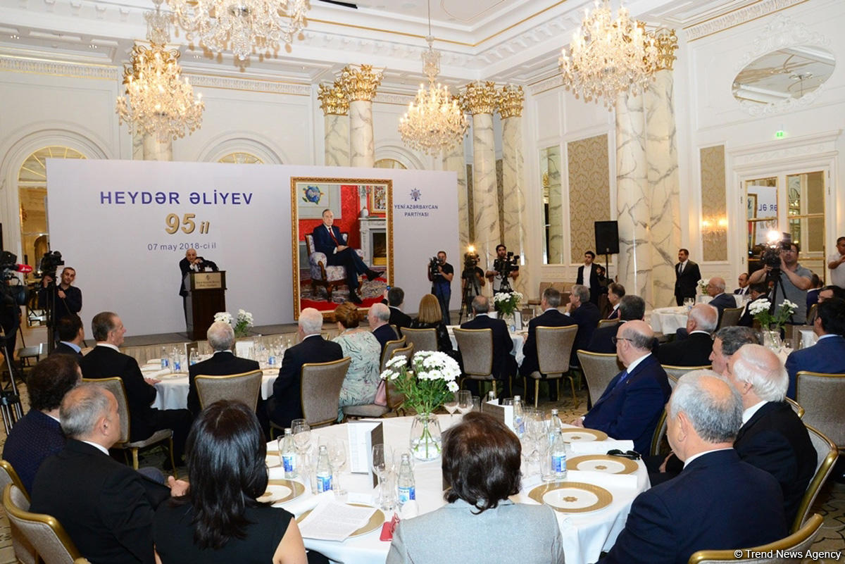 Ümummilli Lider Heydər Əliyevin portretinin təqdimatı olub (FOTO)
