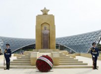 Prezident İlham Əliyev və birinci xanım Mehriban Əliyeva 9 May - Qələbə Günü münasibətilə Bakıda keçirilən mərasimdə iştirak ediblər (YENİLƏNİB) (FOTO)