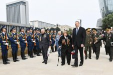 Prezident İlham Əliyev və birinci xanım Mehriban Əliyeva 9 May - Qələbə Günü münasibətilə Bakıda keçirilən mərasimdə iştirak ediblər (YENİLƏNİB) (FOTO)