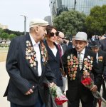Prezident İlham Əliyev və birinci xanım Mehriban Əliyeva 9 May - Qələbə Günü münasibətilə Bakıda keçirilən mərasimdə iştirak ediblər (YENİLƏNİB) (FOTO)