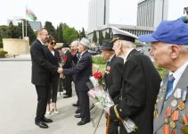 Prezident İlham Əliyev və birinci xanım Mehriban Əliyeva 9 May - Qələbə Günü münasibətilə Bakıda keçirilən mərasimdə iştirak ediblər (YENİLƏNİB) (FOTO)