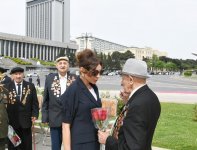 Prezident İlham Əliyev və birinci xanım Mehriban Əliyeva 9 May - Qələbə Günü münasibətilə Bakıda keçirilən mərasimdə iştirak ediblər (YENİLƏNİB) (FOTO)