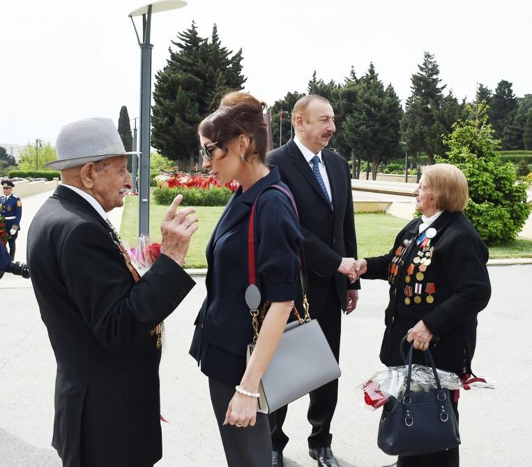 Prezident İlham Əliyev və birinci xanım Mehriban Əliyeva 9 May - Qələbə Günü münasibətilə Bakıda keçirilən mərasimdə iştirak ediblər (YENİLƏNİB) (FOTO)