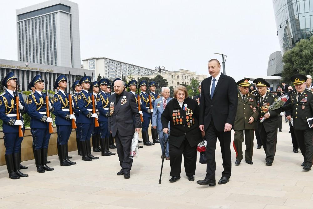 Prezident İlham Əliyev və birinci xanım Mehriban Əliyeva 9 May - Qələbə Günü münasibətilə Bakıda keçirilən mərasimdə iştirak ediblər (YENİLƏNİB) (FOTO)