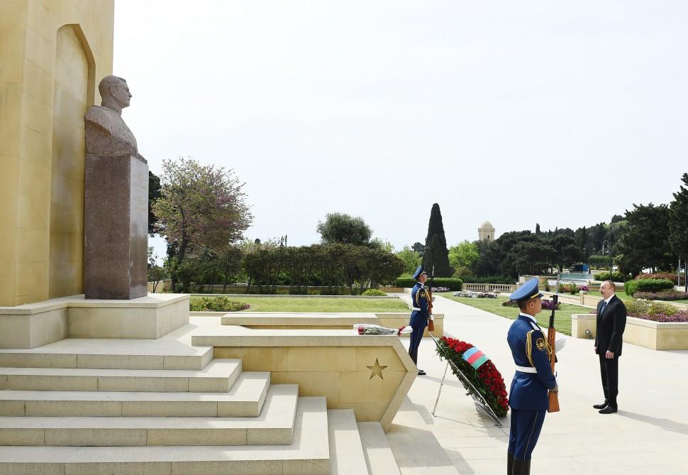 Prezident İlham Əliyev və birinci xanım Mehriban Əliyeva 9 May - Qələbə Günü münasibətilə Bakıda keçirilən mərasimdə iştirak ediblər (YENİLƏNİB) (FOTO)
