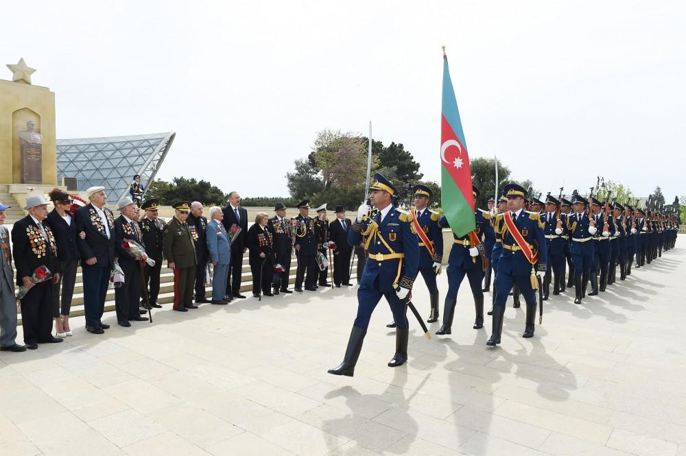Prezident İlham Əliyev və birinci xanım Mehriban Əliyeva 9 May - Qələbə Günü münasibətilə Bakıda keçirilən mərasimdə iştirak ediblər (YENİLƏNİB) (FOTO)