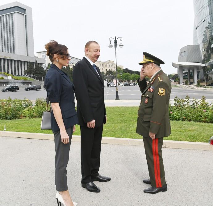 Prezident İlham Əliyev və birinci xanım Mehriban Əliyeva 9 May - Qələbə Günü münasibətilə Bakıda keçirilən mərasimdə iştirak ediblər (YENİLƏNİB) (FOTO)