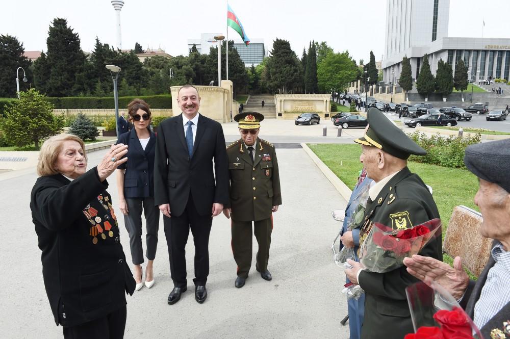 Prezident İlham Əliyev və birinci xanım Mehriban Əliyeva 9 May - Qələbə Günü münasibətilə Bakıda keçirilən mərasimdə iştirak ediblər (YENİLƏNİB) (FOTO)