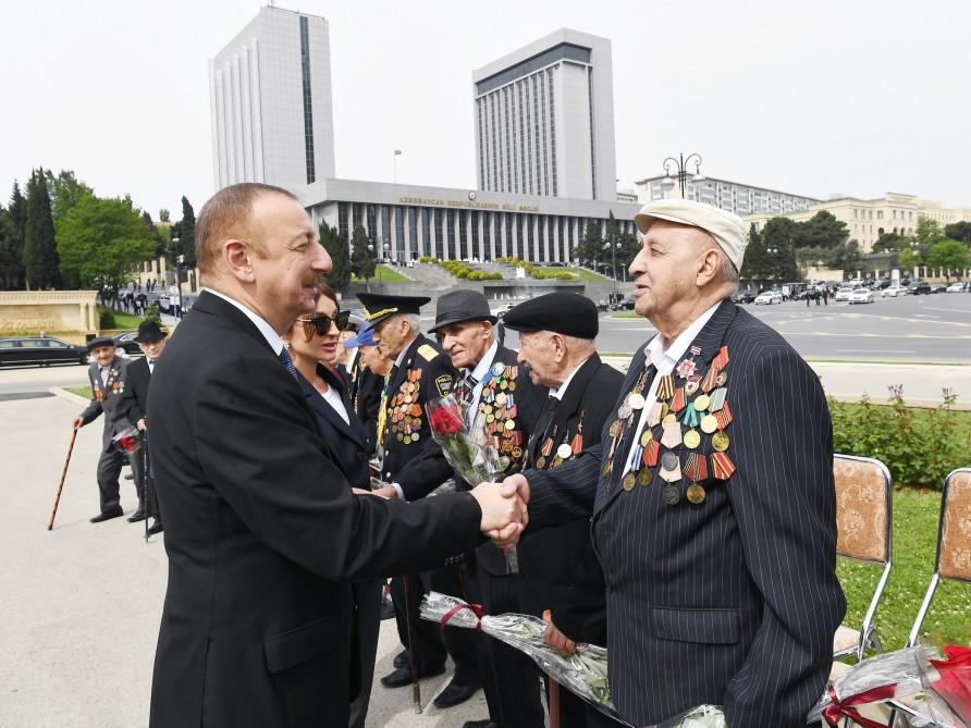 Prezident İlham Əliyev və birinci xanım Mehriban Əliyeva 9 May - Qələbə Günü münasibətilə Bakıda keçirilən mərasimdə iştirak ediblər (YENİLƏNİB) (FOTO)