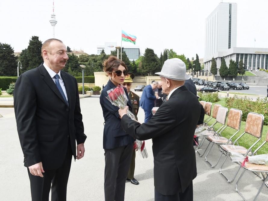 Prezident İlham Əliyev və birinci xanım Mehriban Əliyeva 9 May - Qələbə Günü münasibətilə Bakıda keçirilən mərasimdə iştirak ediblər (YENİLƏNİB) (FOTO)