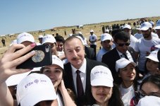 Prezident İlham Əliyev və birinci xanım Mehriban Əliyeva Ulu Öndər Heydər Əliyevin doğum gününə həsr olunan ağacəkmə aksiyasında iştirak ediblər (YENİLƏNİB) (FOTO)