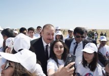 Prezident İlham Əliyev və birinci xanım Mehriban Əliyeva Ulu Öndər Heydər Əliyevin doğum gününə həsr olunan ağacəkmə aksiyasında iştirak ediblər (YENİLƏNİB) (FOTO)