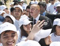 Prezident İlham Əliyev və birinci xanım Mehriban Əliyeva Ulu Öndər Heydər Əliyevin doğum gününə həsr olunan ağacəkmə aksiyasında iştirak ediblər (YENİLƏNİB) (FOTO)