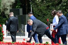 Azərbaycan ictimaiyyəti Ümummilli Lider Heydər Əliyevin anadan olmasının 95-ci ildönümünü qeyd edir (FOTO)