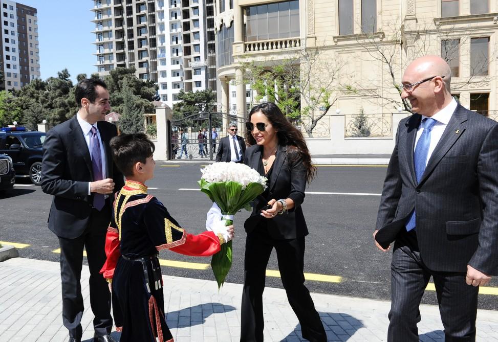 Leyla Əliyevanın iştirakı ilə “Bizim həyət” layihəsi çərçivəsində abadlaşdırılan növbəti həyət sakinlərin istifadəsinə verilib (FOTO)