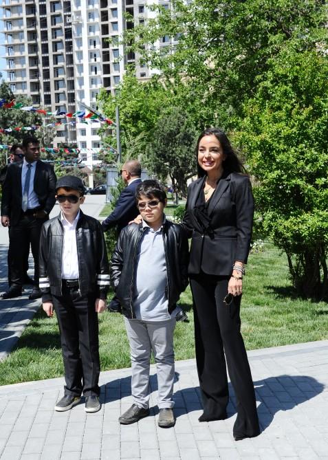 Leyla Əliyevanın iştirakı ilə “Bizim həyət” layihəsi çərçivəsində abadlaşdırılan növbəti həyət sakinlərin istifadəsinə verilib (FOTO)