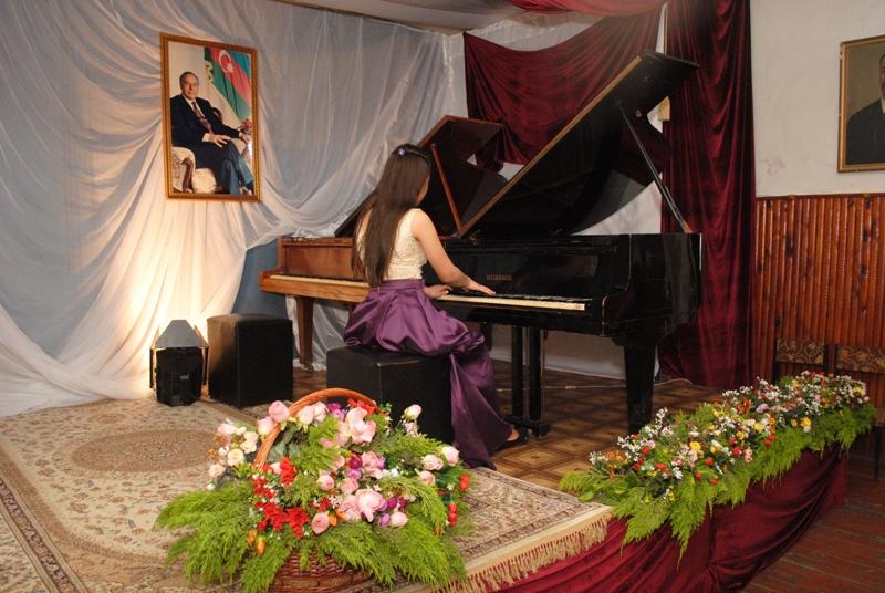 Ulu öndər Heydər Əliyevin 95 illik  yubileyinə həsr olunmuş konsert keçirilib (FOTO)