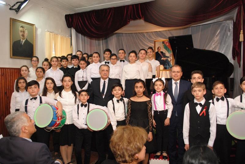 Ulu öndər Heydər Əliyevin 95 illik  yubileyinə həsr olunmuş konsert keçirilib (FOTO)