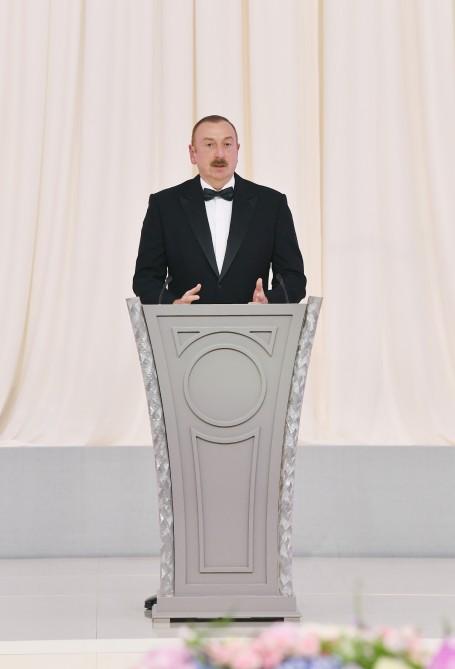 Prezident İlham Əliyev və xanımı ümummilli lider Heydər Əliyevin 95 illik yubileyinə həsr olunmuş təntənəli mərasimdə iştirak ediblər (YENİLƏNİB-2) (FOTO)